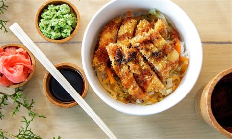  雞肉丼飯：軟嫩多汁的雞肉遇上香甜醬汁！